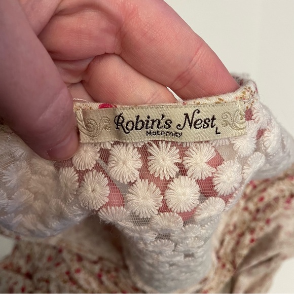 Robins Nest Maternity Size L Floral Sleeveless Top with Crochet Detail - Picture 2 of 5